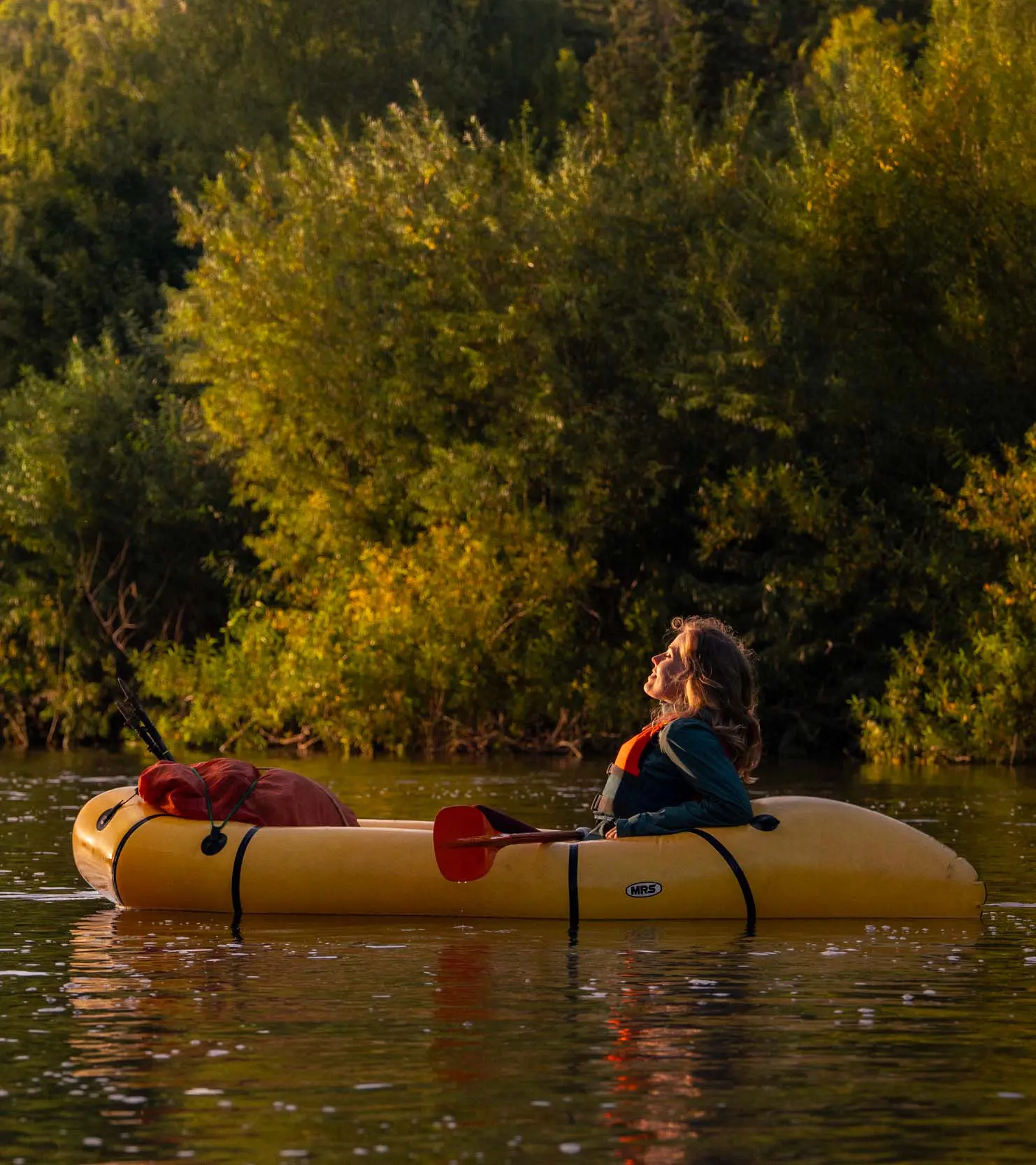 Packraft trail au Luxembourg - femme dans son packraft