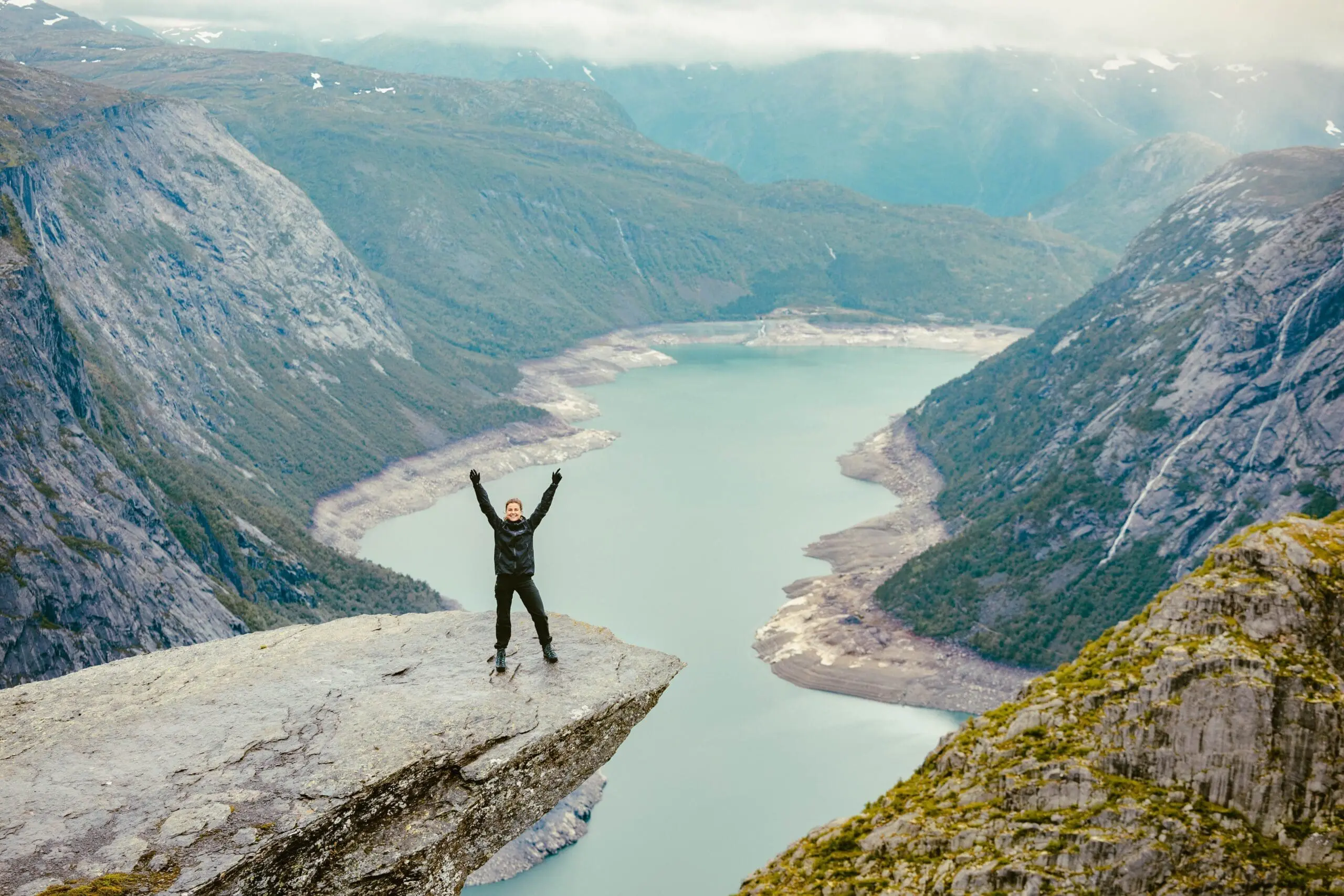 randonneur trolltunga norvège