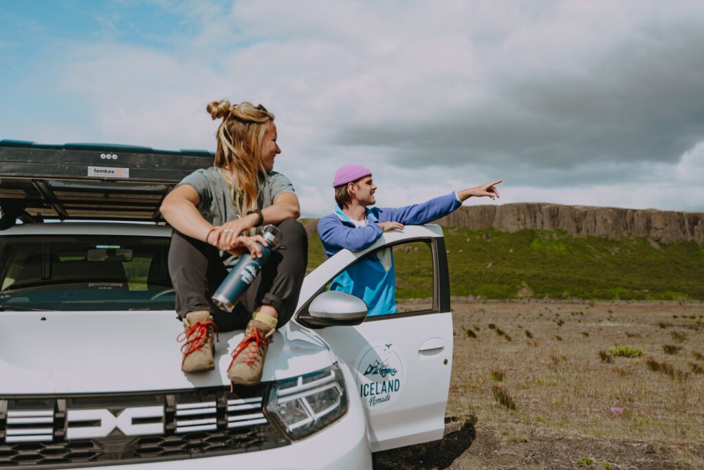 voiture sur un itinéraire en islande