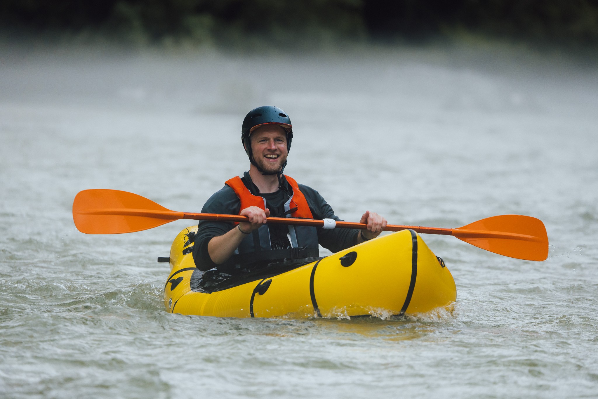 homme dans un packraft