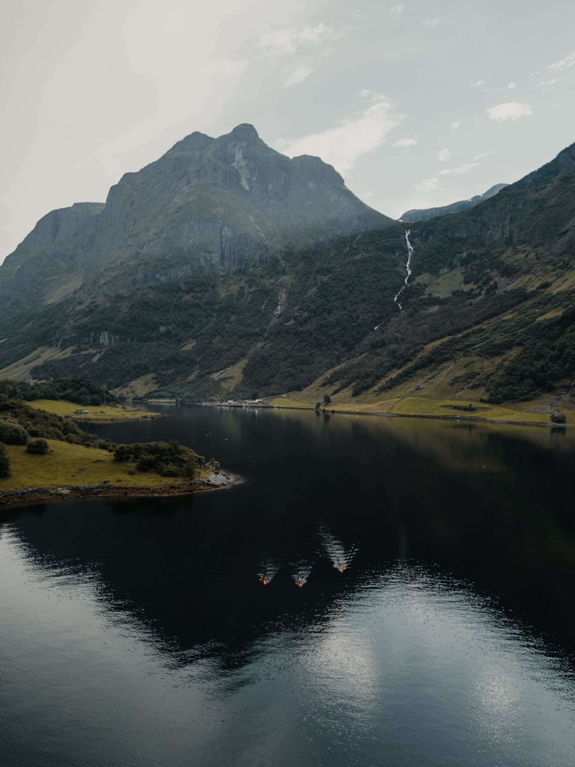 trois kayaks dans un fjord en norvège