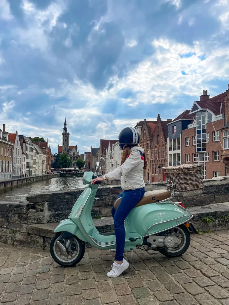 femme sur une vespa bruges