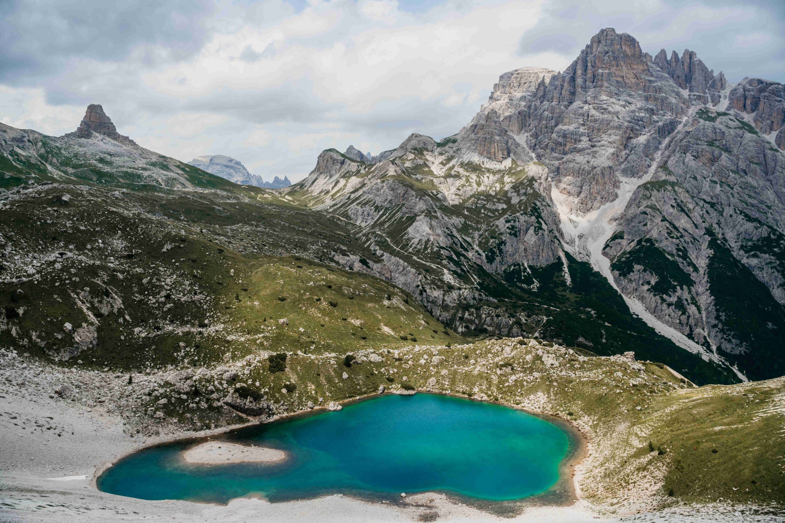 lac turquoise tre cime dolomites italie