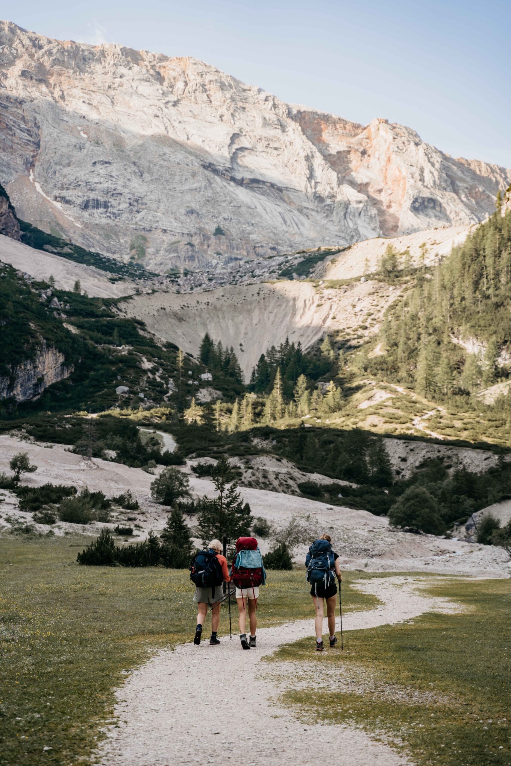 randonneurs sentier dolomites italie