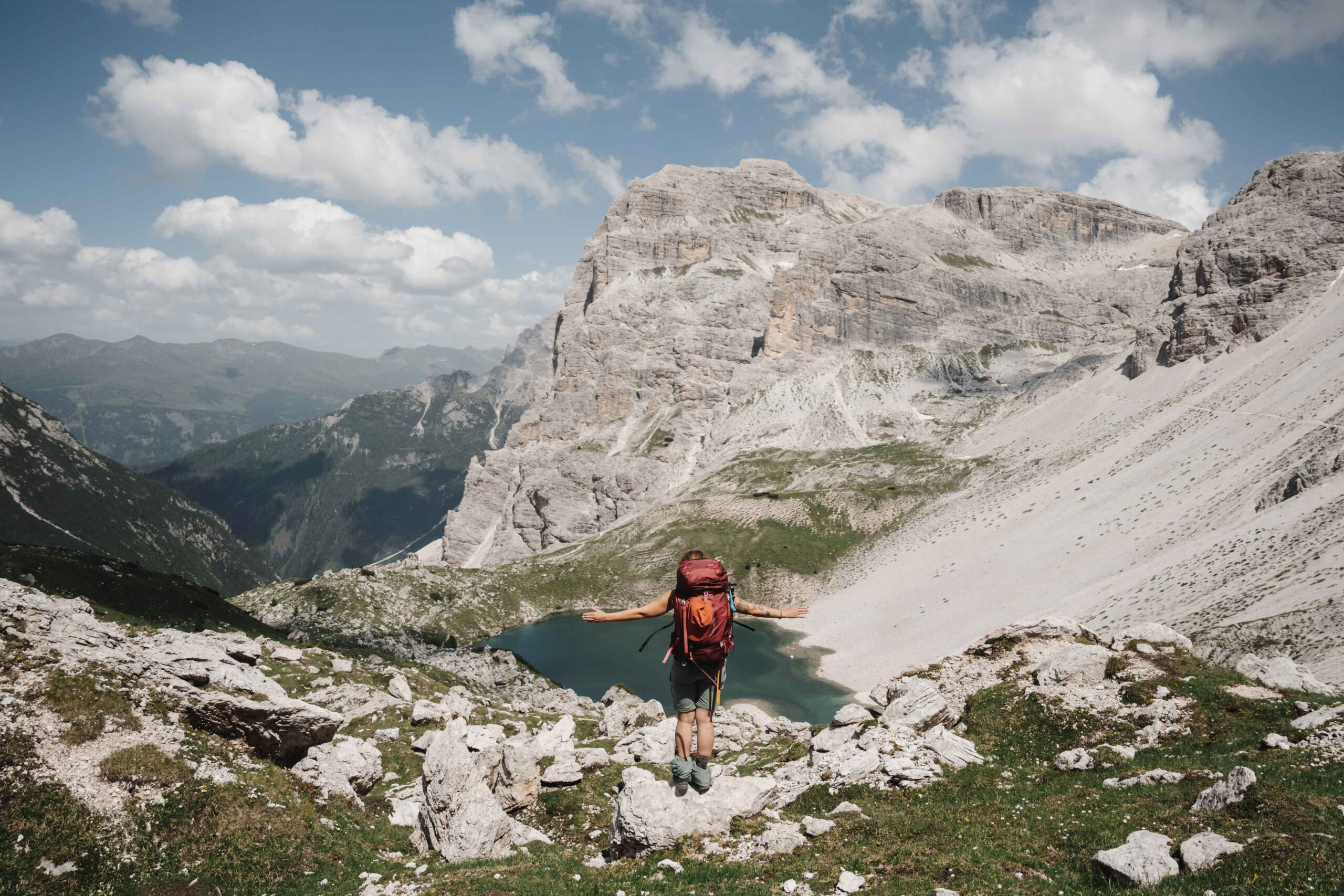 randonneuse face à un lac dolomites italie