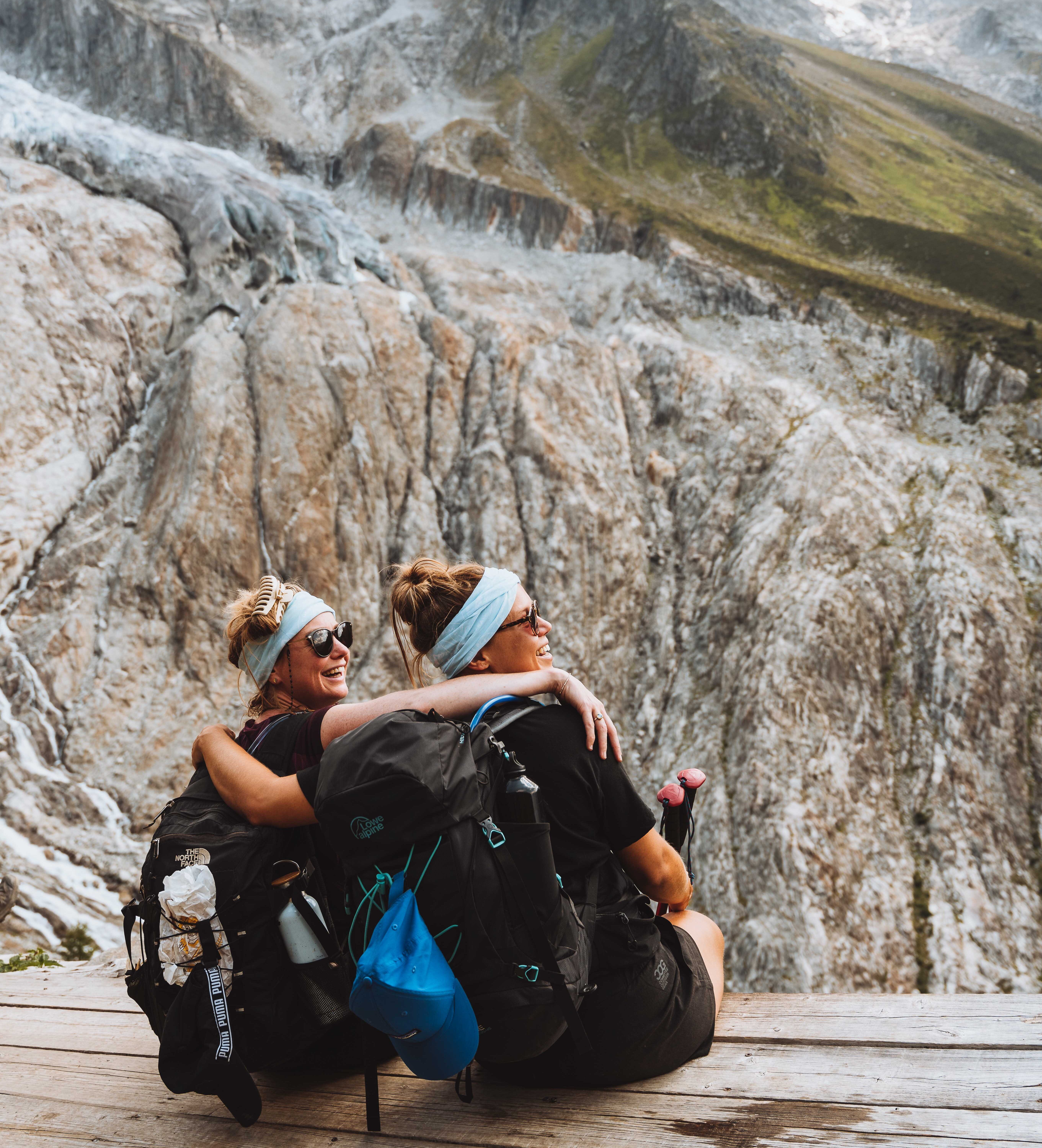 randonneuses heureuses tour du mont blanc france