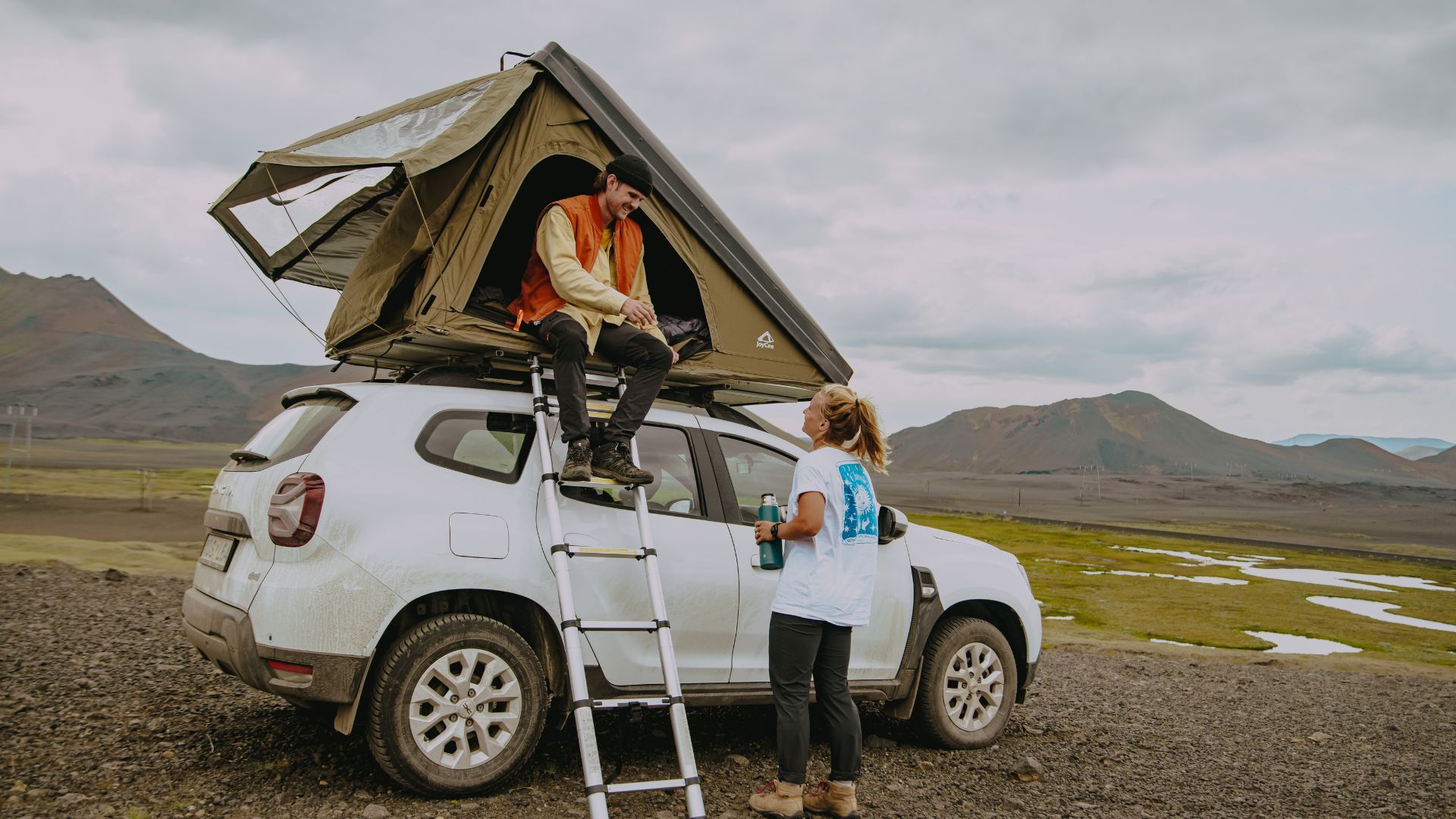 Paysage en Islande d'une voiture avec tente de toit lors d'un road trip