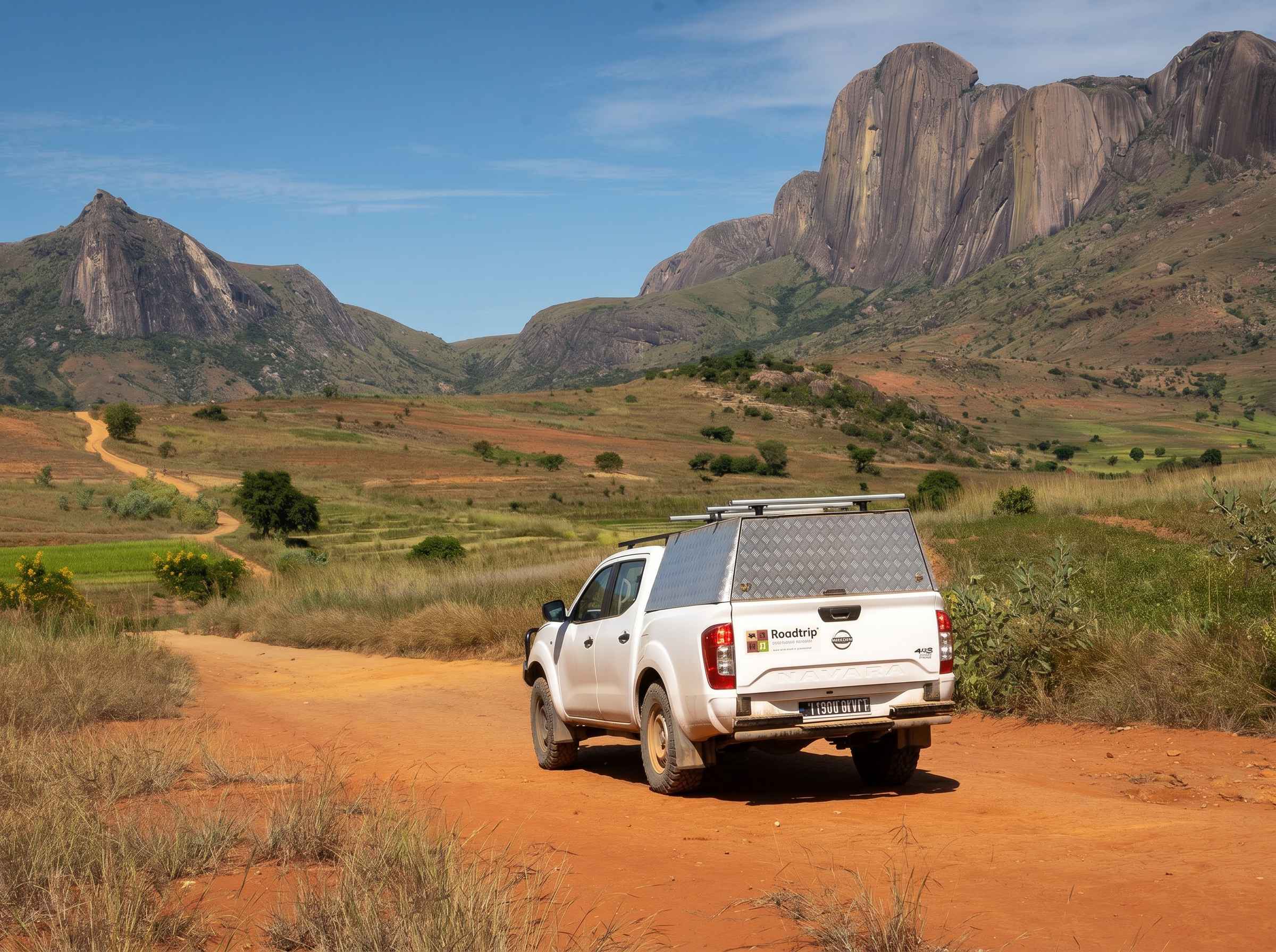 4x4 sur une route de terre qui mène aux montagnes arides de Madagascar