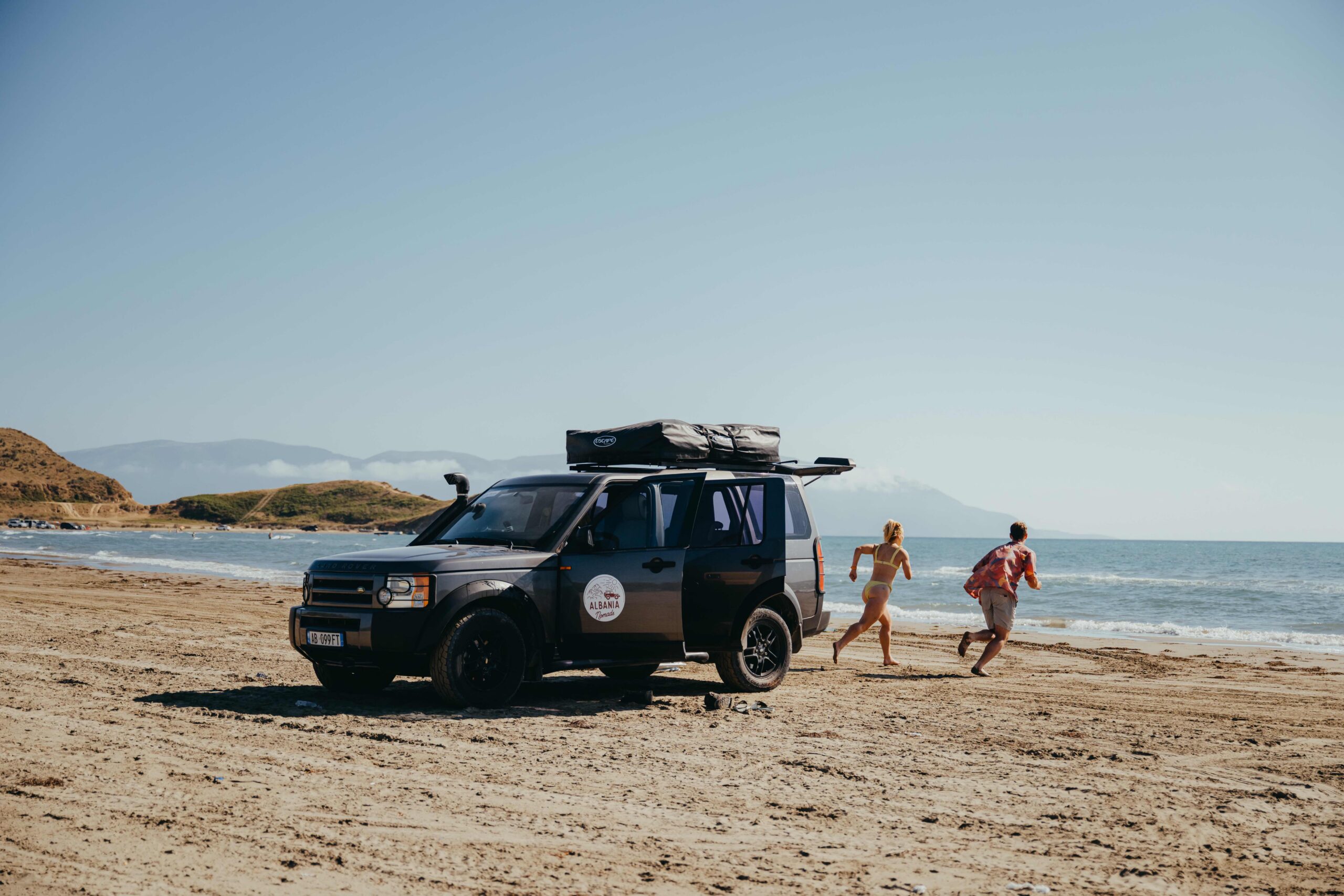 Couple courant vers la mer sur une plage d'Albanie